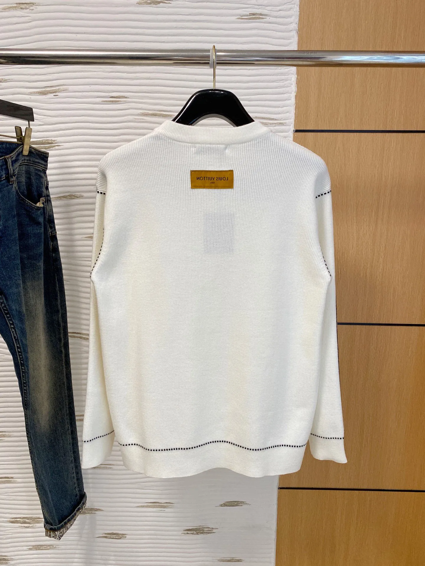 🅿️420 【LV Louis Vuitton】Autumn and winter classic round neck pullover sweater, in full condition! ! ! Wool blended fabric, the latest model in 2025, golden ratio! ! Slim-fitting soft gold, versatile and practical item, the combination and practicality are extremely powerful, simple and elegant, and classy! To create your own style, it is highly recommended to buy it in two colors. The standard slim fit tailoring process is suitable for both young and old men. It is knitted from wool and will not cause any discomfort! While keeping warm, it is stylish, textured and wearable, and the classic logo with contrasting colors on the chest feels in place! ! Recommended for regular customers! ! Size M-3XL (maximum wear: 190 pounds)